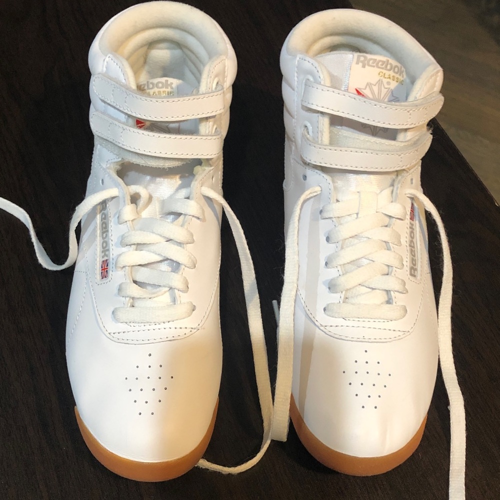 Reebok adult size White High-Top Sneakers w/ Gum Outsole, like new No box size 9